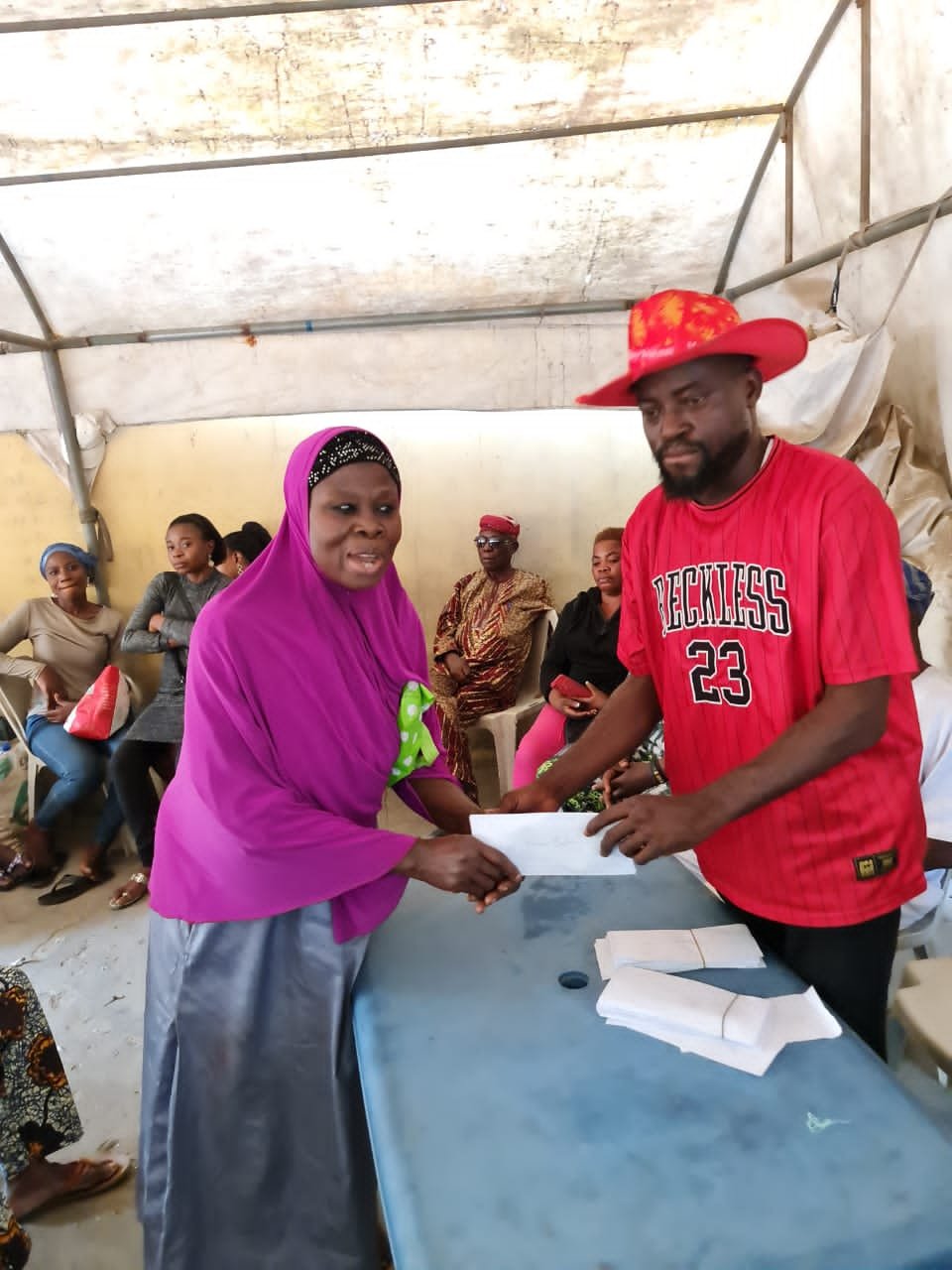 Christmas: Ward E Councillor, Gbade Adekoya Gives End Of Year Stewardship, Distributes Xmas Gifts